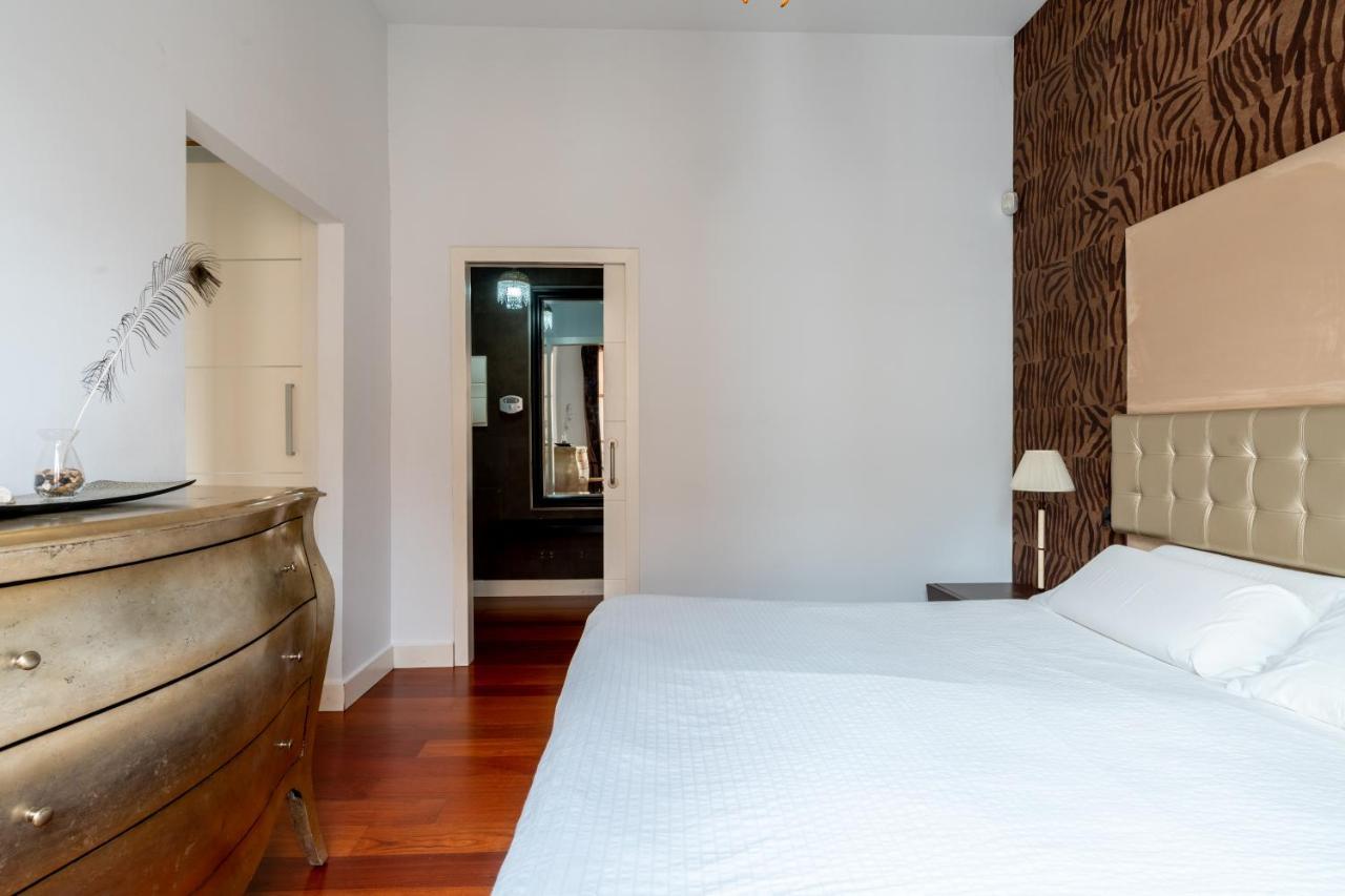 Cathedral Apartment, Upper Floor Apartment Sevilla Bagian luar foto