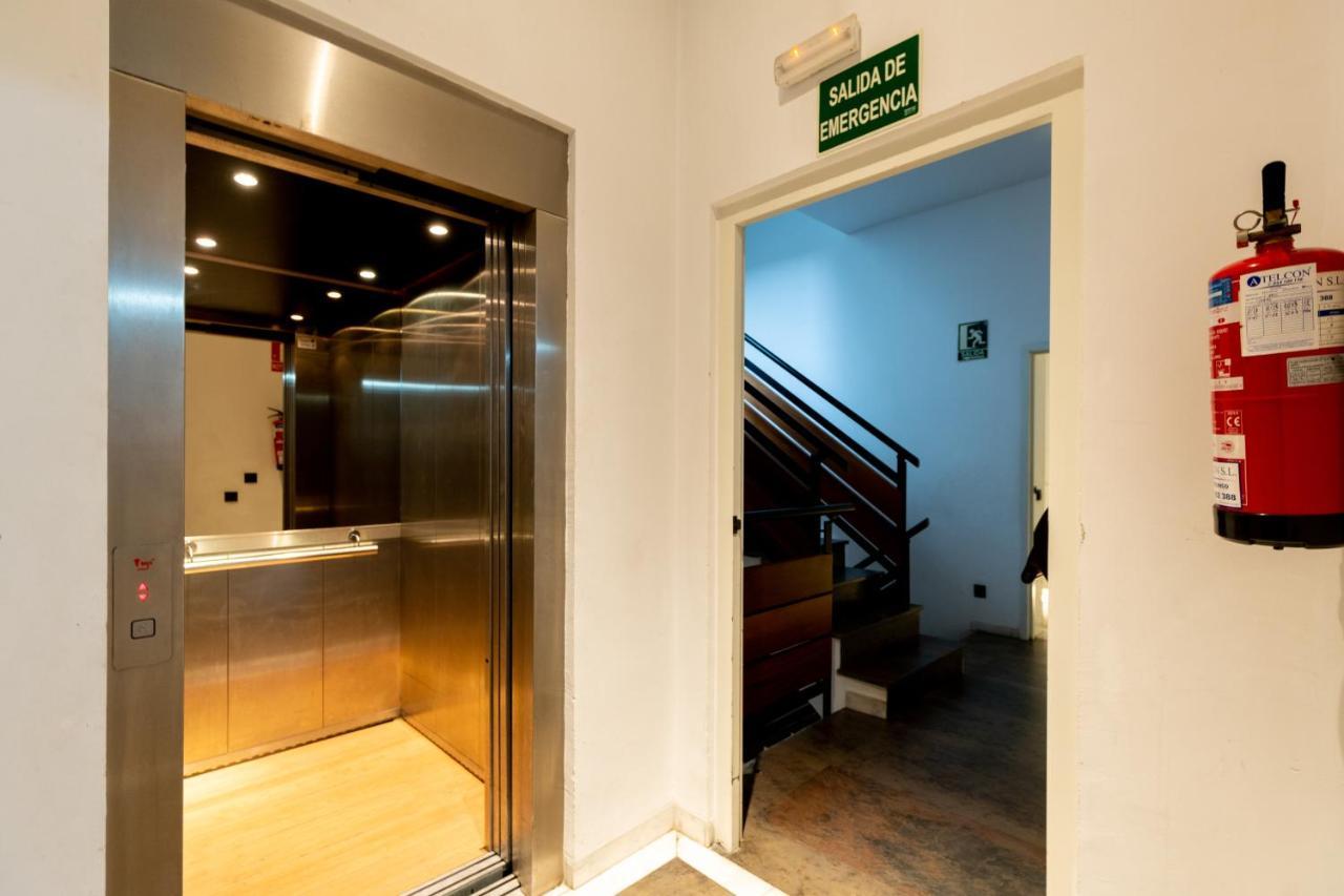 Cathedral Apartment, Upper Floor Apartment Sevilla Bagian luar foto