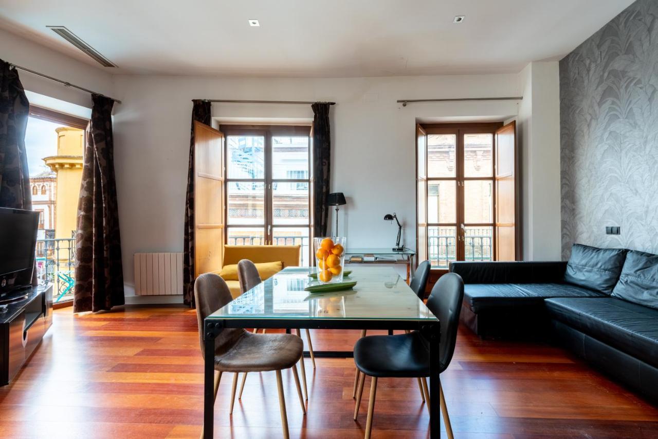 Cathedral Apartment, Upper Floor Apartment Sevilla Bagian luar foto