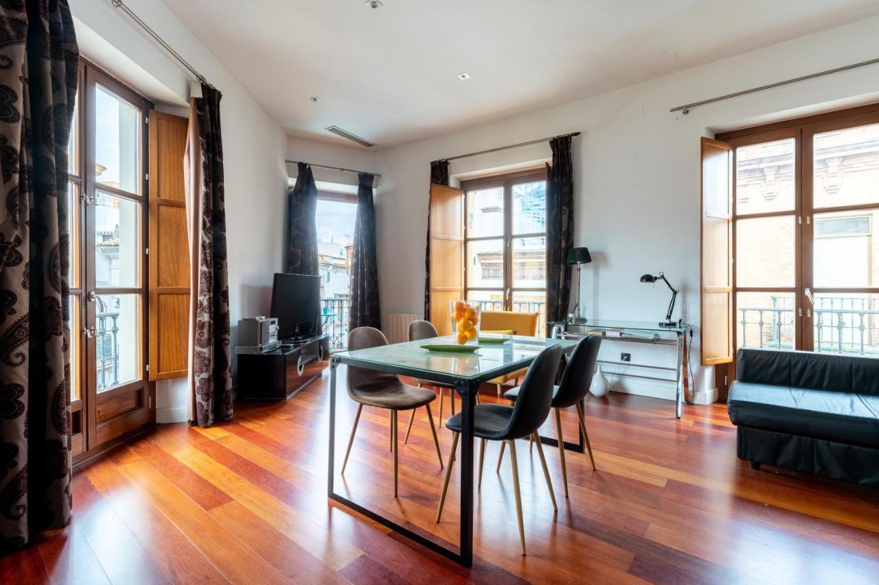 Cathedral Apartment, Upper Floor Apartment Sevilla Bagian luar foto
