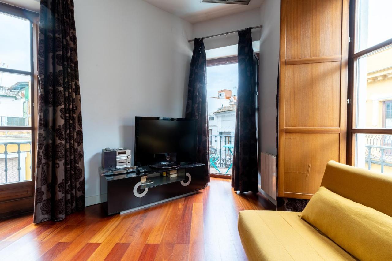 Cathedral Apartment, Upper Floor Apartment Sevilla Bagian luar foto