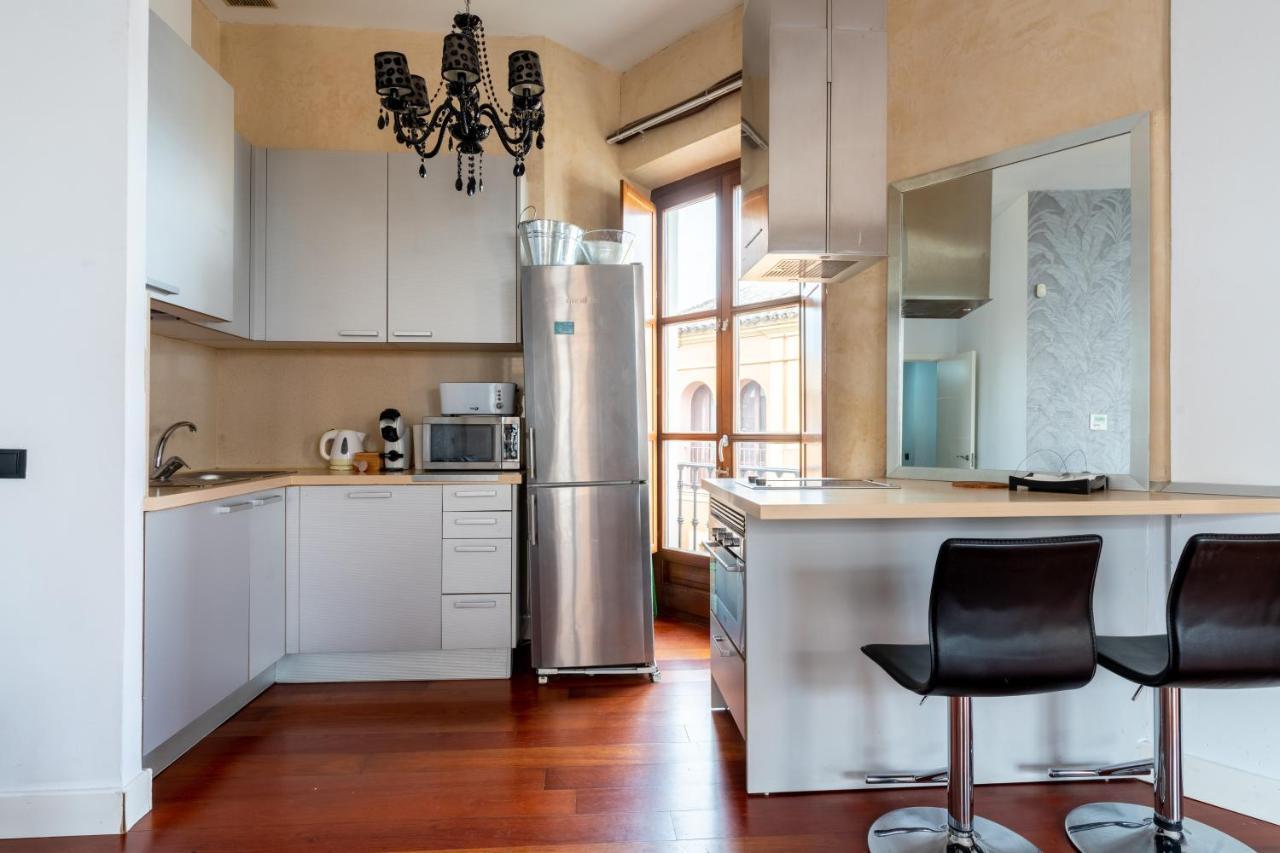 Cathedral Apartment, Upper Floor Apartment Sevilla Bagian luar foto
