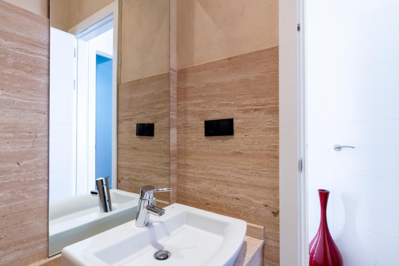 Cathedral Apartment, Upper Floor Apartment Sevilla Bagian luar foto