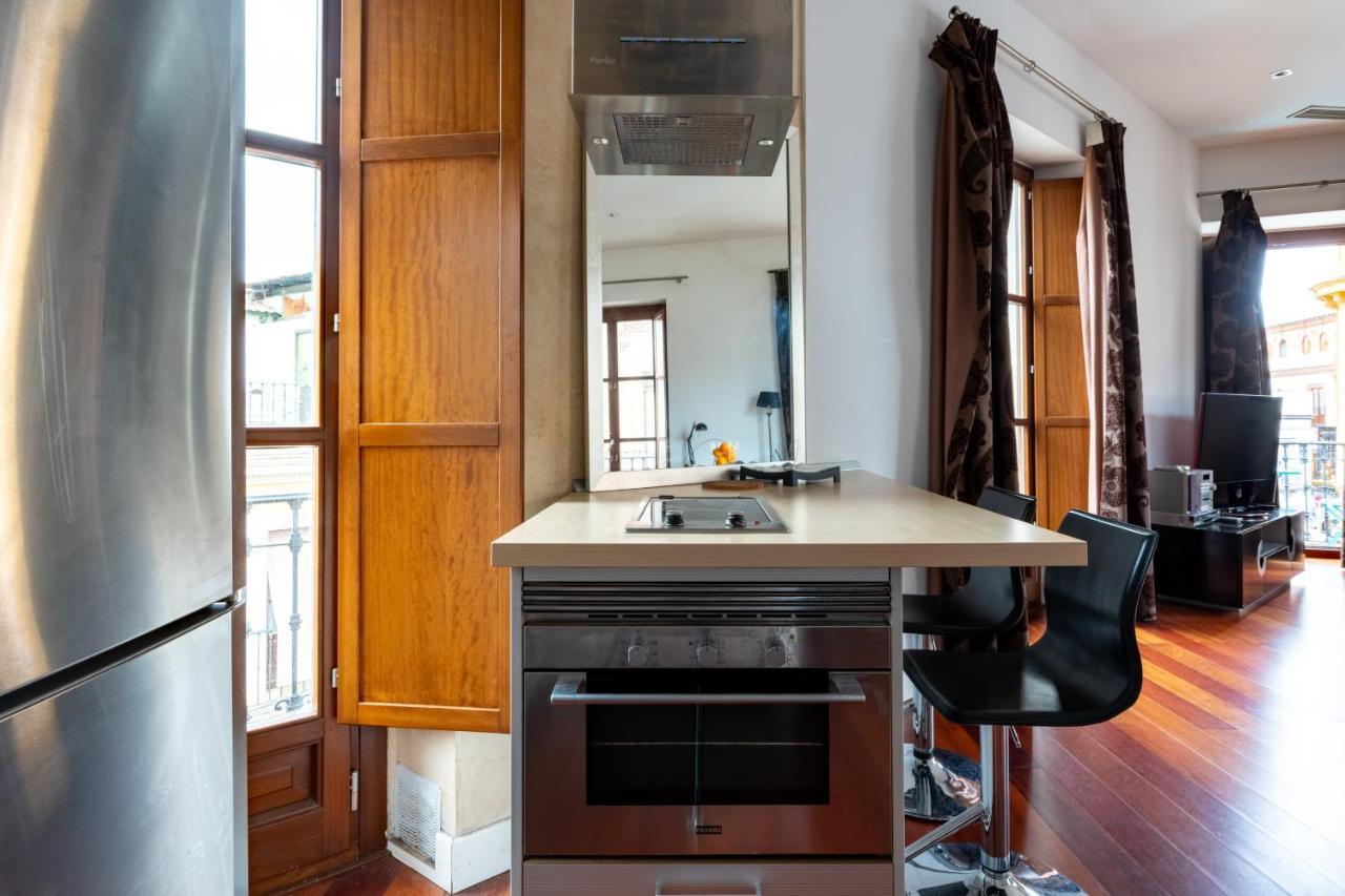 Cathedral Apartment, Upper Floor Apartment Sevilla Bagian luar foto