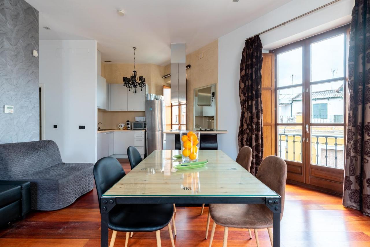 Cathedral Apartment, Upper Floor Apartment Sevilla Bagian luar foto